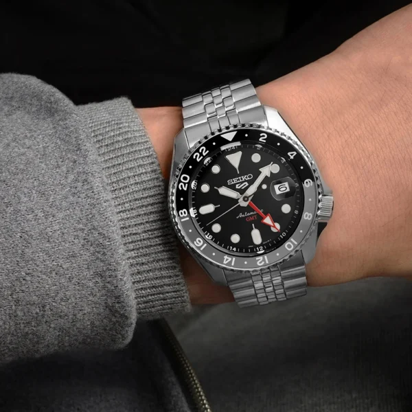 Seiko 5 Sports GMT SSK001K1 - Bruce Wayne – Image 2